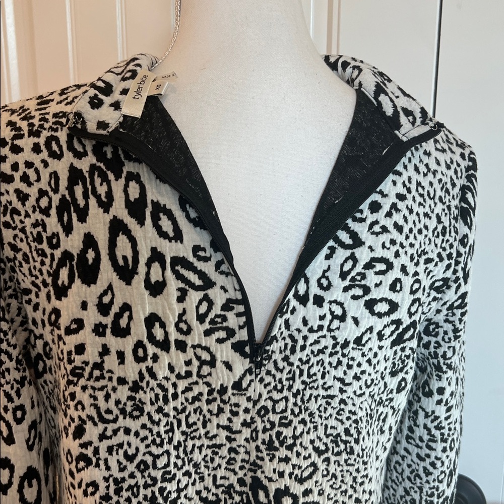 Tyler Böe Leopard Mock Neck Tunic Top XS Faux Leather Elbow Patches Black White - Picture 11 of 16